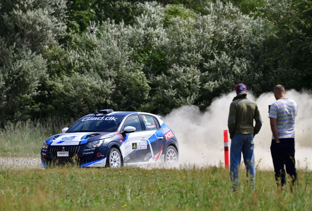 Jacob Leutenberger Madsen og Line Nedergaard leverede atter en fejlfri præstation i deres tohjulstrukne Peugeot 208 Rally4 og slog alle firehjulstrukne biler på nær to. De fører nu Dansk Super Rally.
(Foto: Michael Eisenberg)